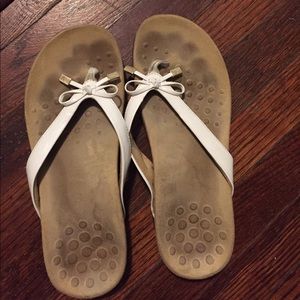 Size 6 white & tan VIONIC sandal