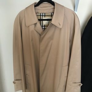 Burberry “Chelsea” Cut 100% Trench Coat 40R (US)