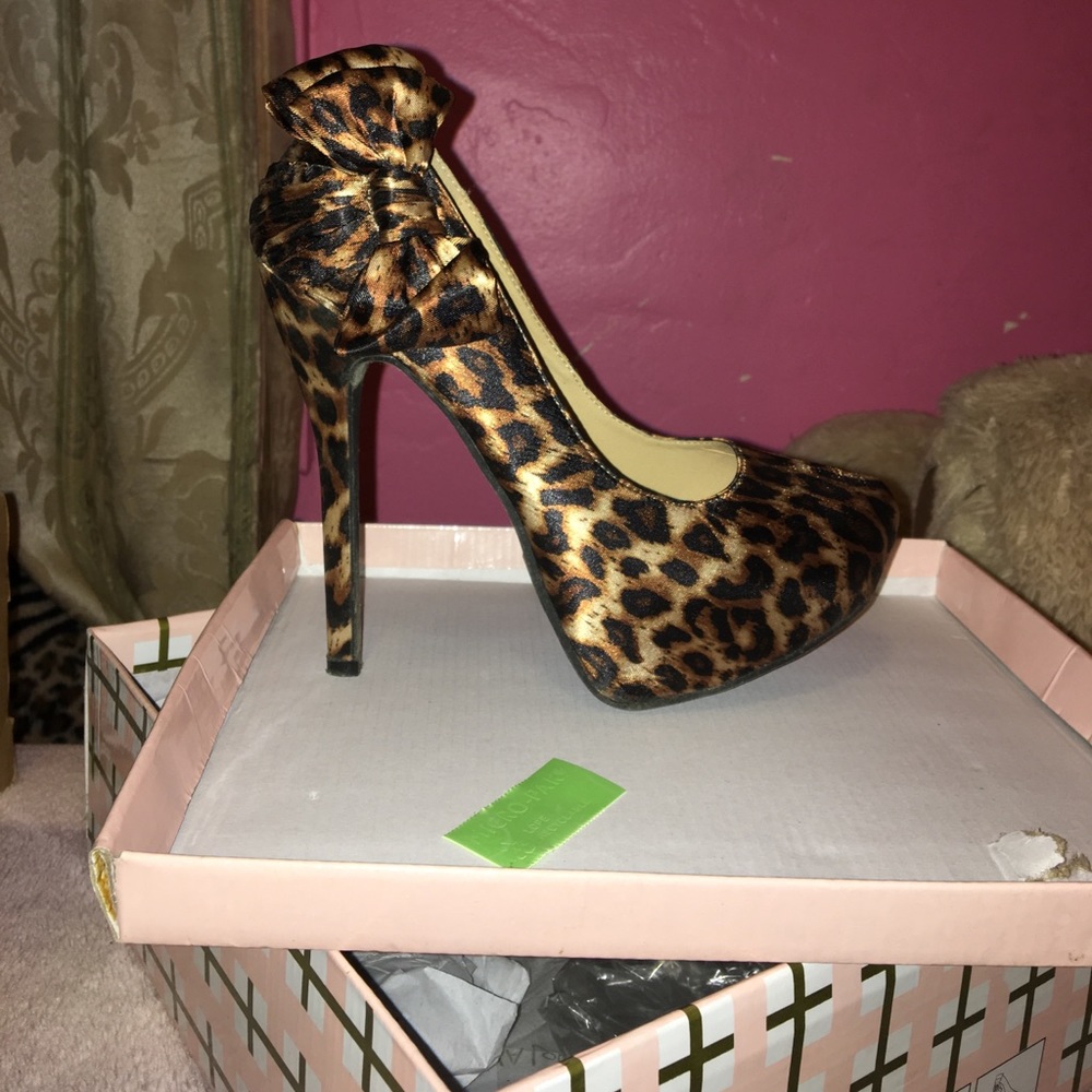 6 1/2 Diva Lounge Leopard Heels