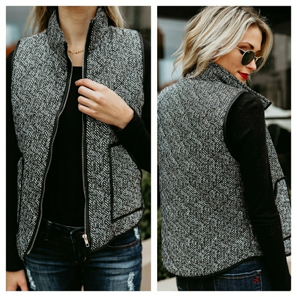 1 left. Sm.🆕️ Black & white quilted pocketed vest - Picture 2 of 3