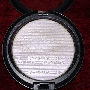 MAC soft frost *reflects blue* highlighter