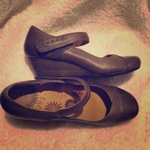 Urge Brown Women's Wedged Shoes