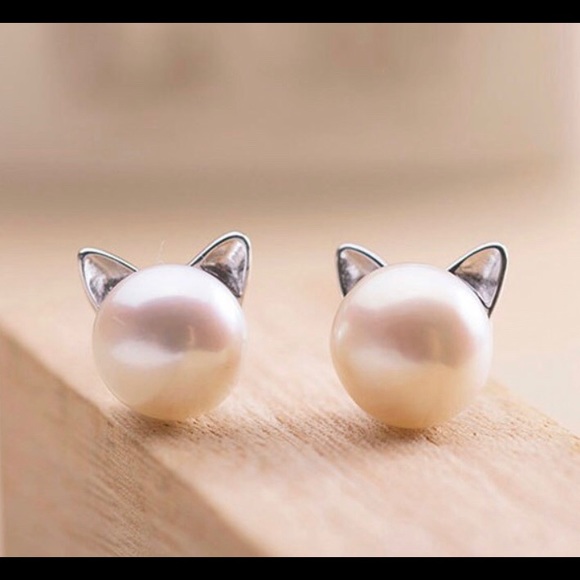 Jewelry - 😻 Kitty cat pearl earrings 😻