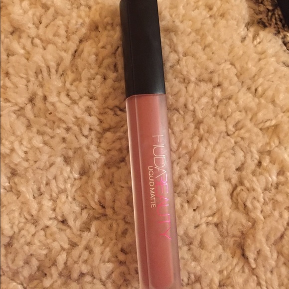 Huda Beauty Liquid Lipstick - Picture 1 of 2