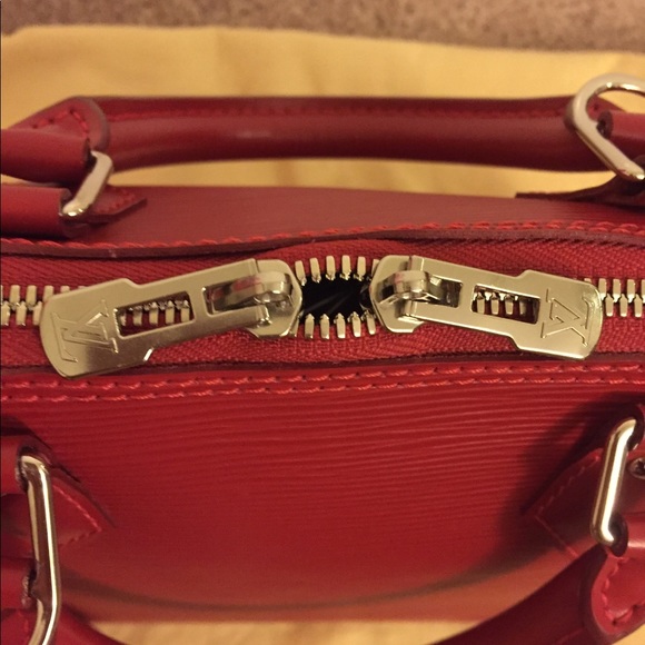 🔴SOLD🔴AUTHENTIC! Louis Vuitton Epi Alma PM - Picture 2 of 8