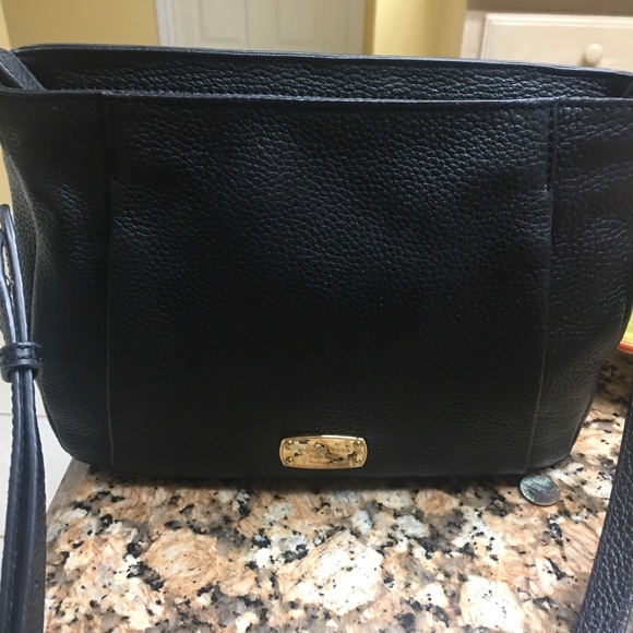Michael Kors Handbags - Trendy Michael Kors crossbody.