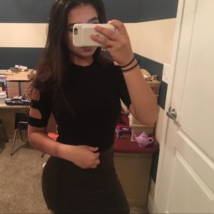 Ribbed Black crop top, open sleeves.