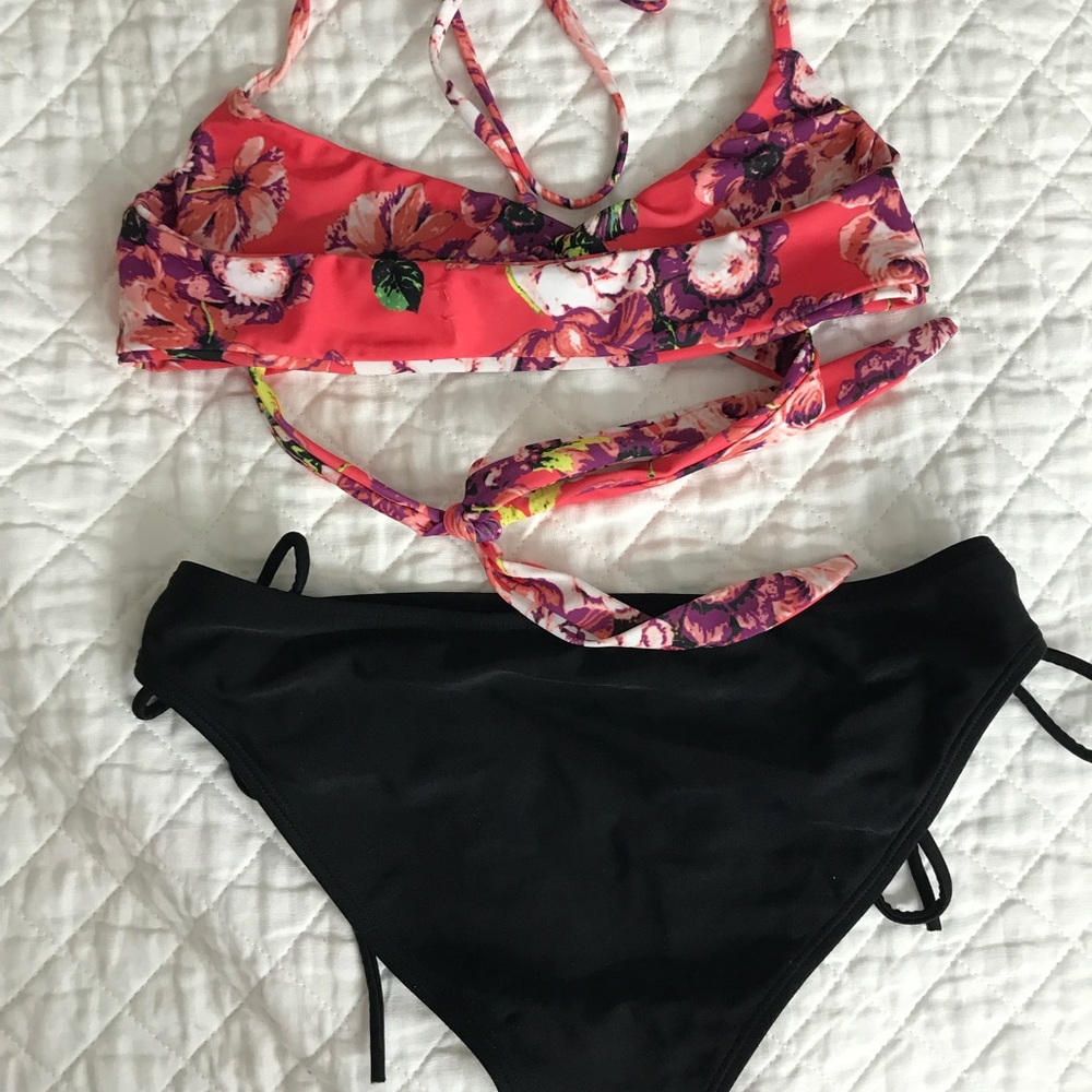 Bikini - Picture 2 of 2