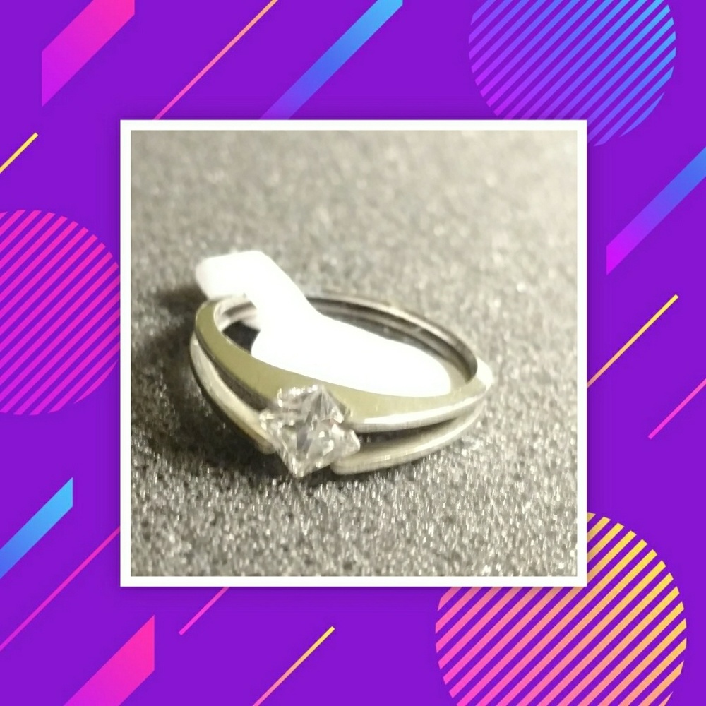 GORGEOUS BRAND NEW SIZE 9 STAINLESS STEEL RING