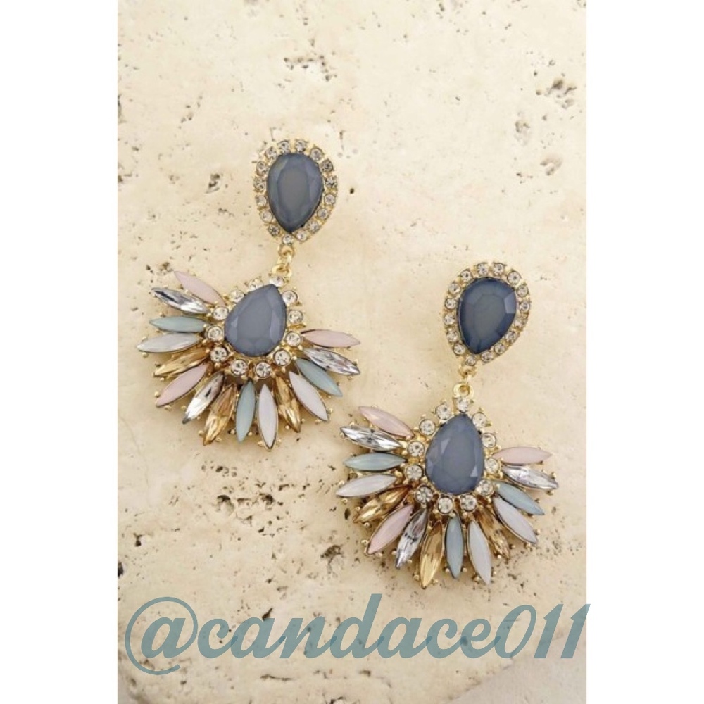 ⭐️5 STAR rated⭐️ Pastel & Grey Rhinestone Earrings - Picture 4 of 8