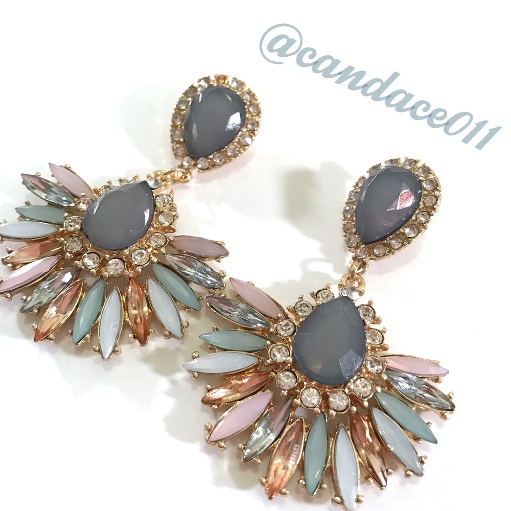 ⭐️5 STAR rated⭐️ Pastel & Grey Rhinestone Earrings - Picture 7 of 8