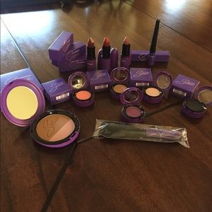 11 piece set of Selena limited edition Mac make up