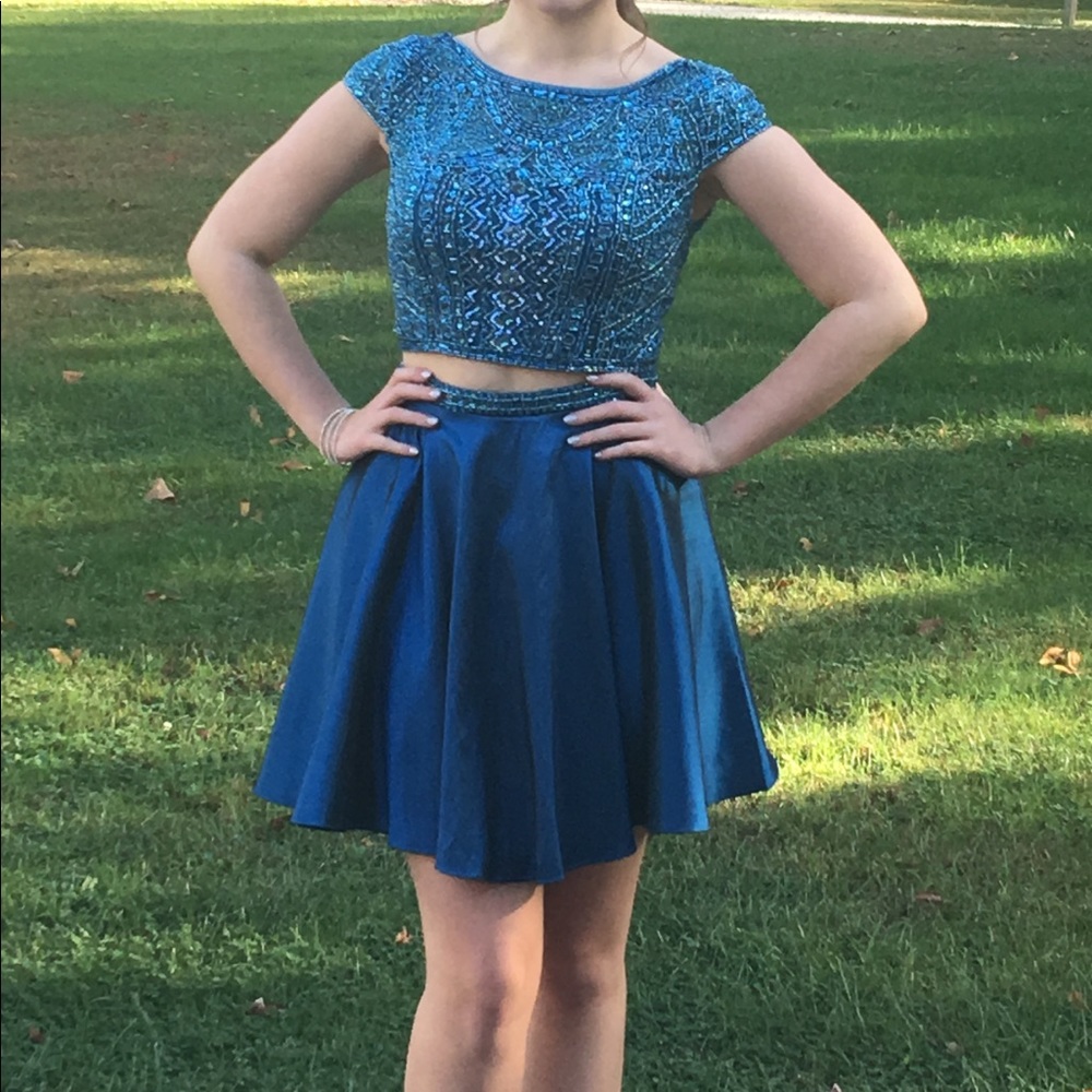 Size 8 Sherri Hill dress 2017 and earrings