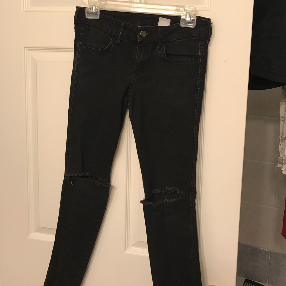 RIPPED BLACK JEANS