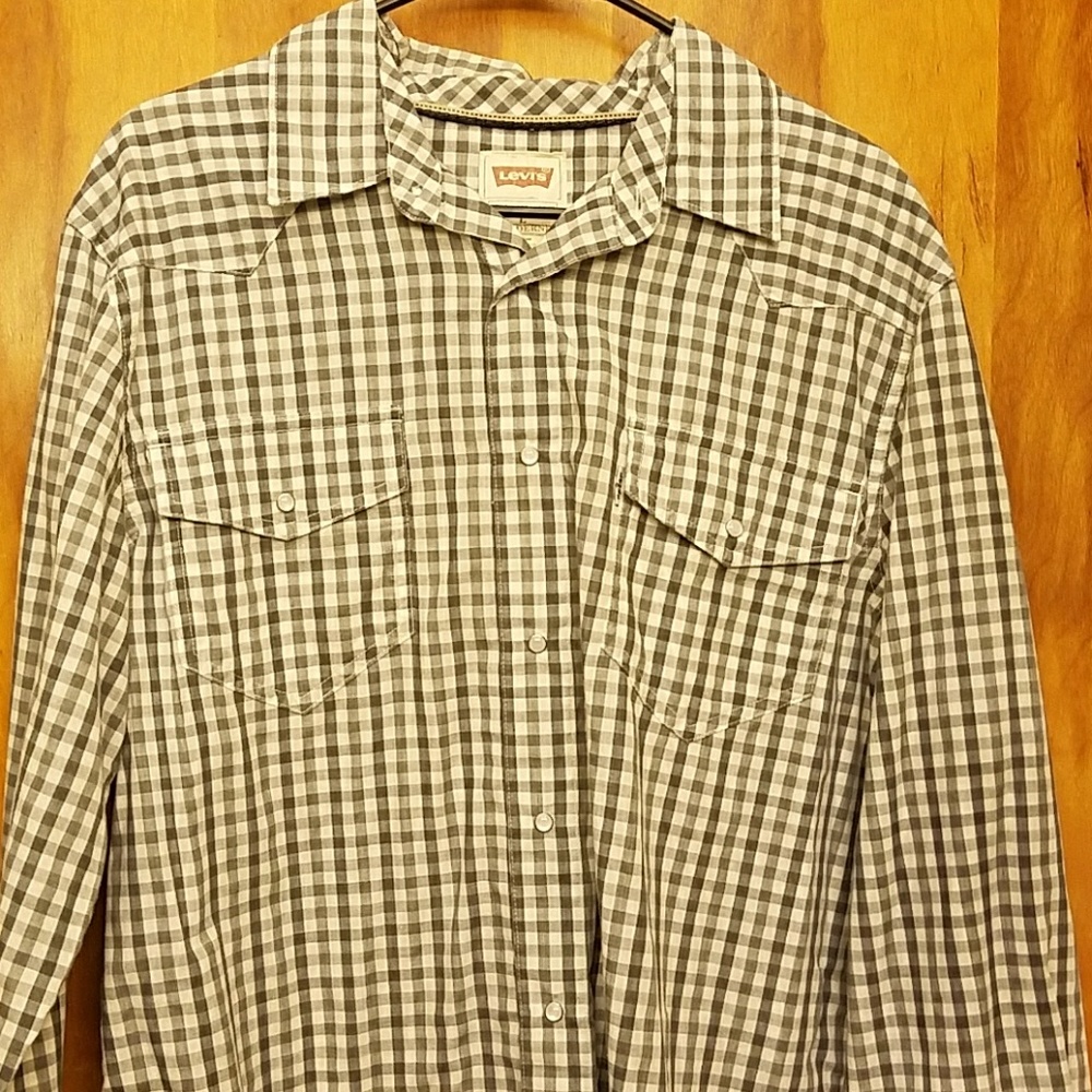 Levi plaid men shirt with pearl snap.
