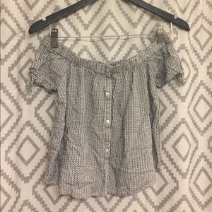 Simple top, can be worn on/off shoulder