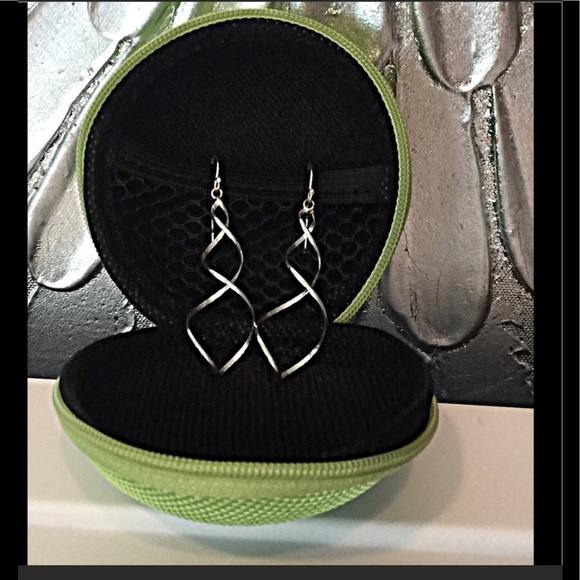 Handbags - ❌CLEARANCE❌$5   Last one! GREEN Clamshell Zip Case