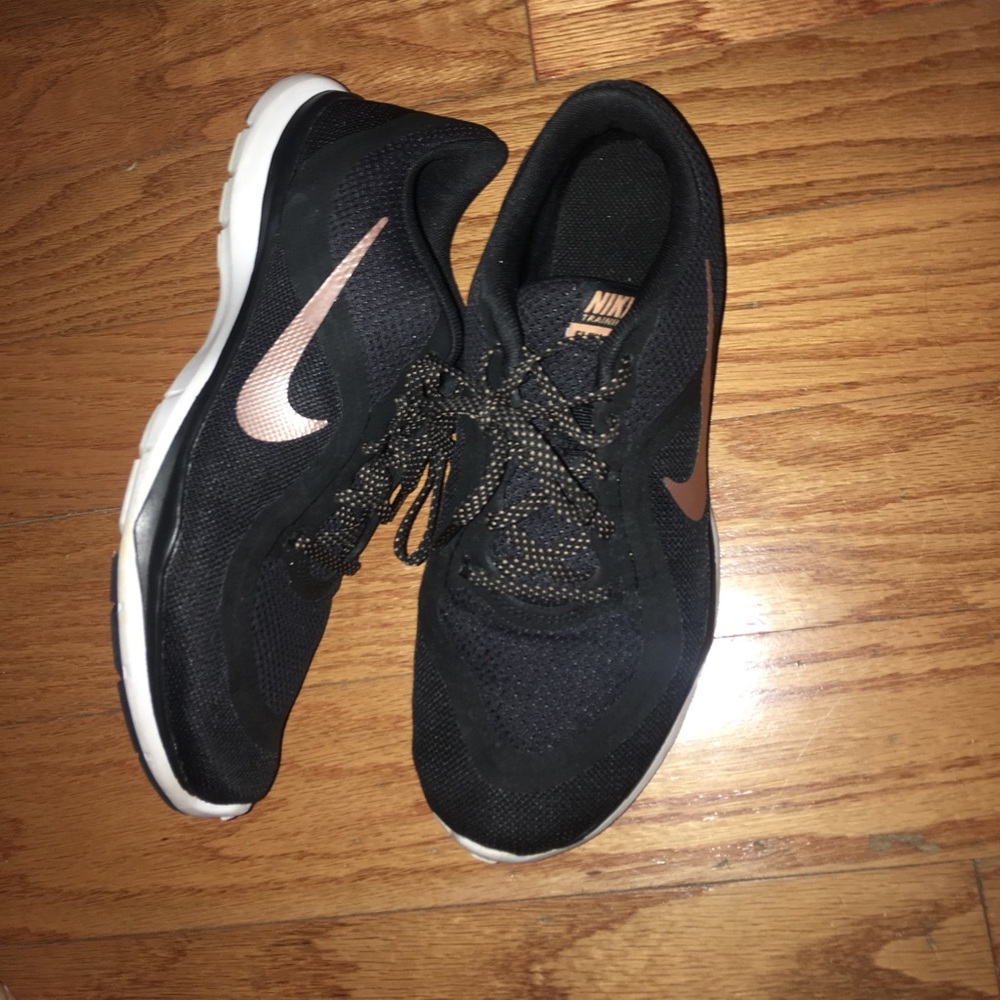 Black NIKES size 7.5