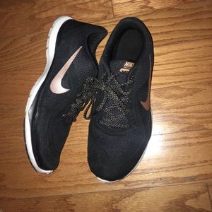Black NIKES size 7.5