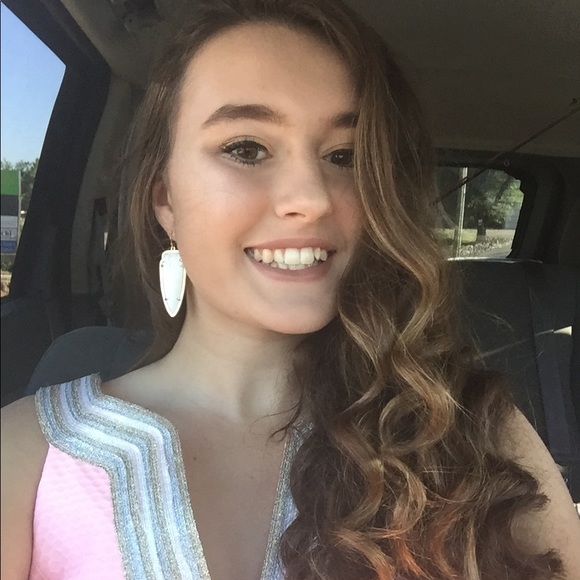 Meet your Posher, Madison - Picture 2 of 3