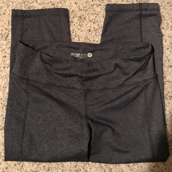Old Navy Pants - Old Navy Active fitted capri, size M.