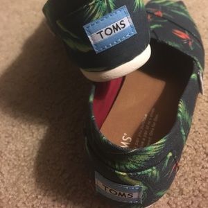 NWOT Toms shoes