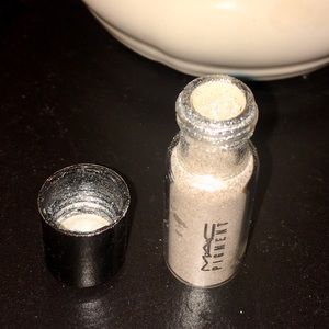 Mac pigment in Frost