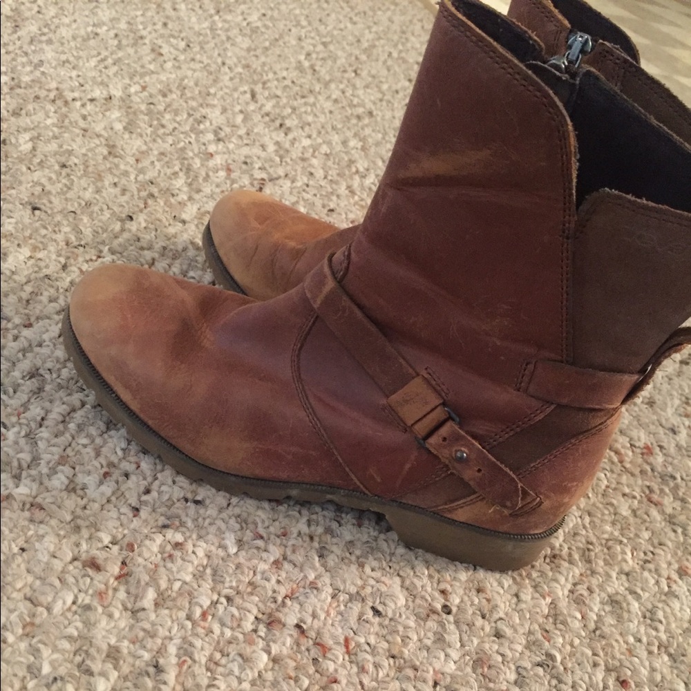 womens teva short brown leather boots size 8 fall