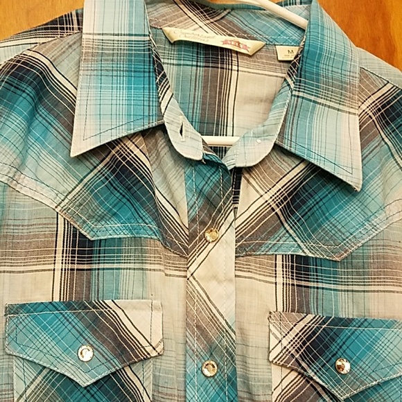 Women's long sleeve button down with diamond butto - Picture 2 of 2