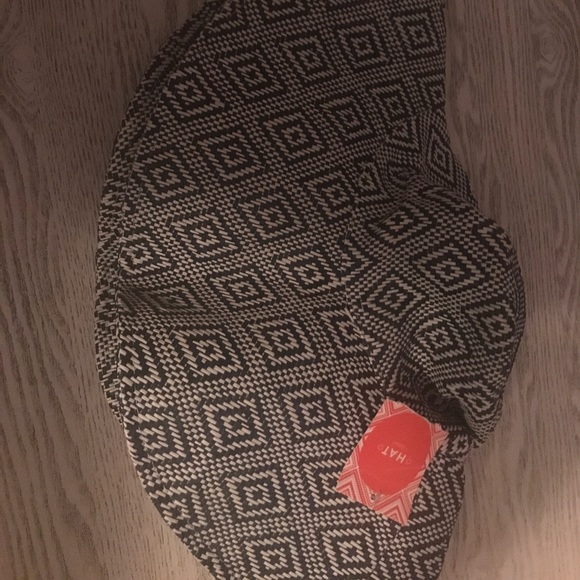 Beach hat - Picture 2 of 3