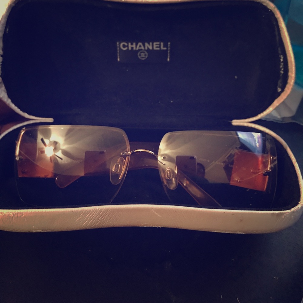 Chanel sunglasses w/case