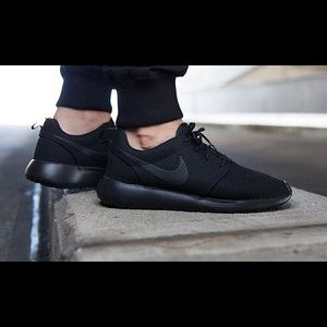 all black roshes womens