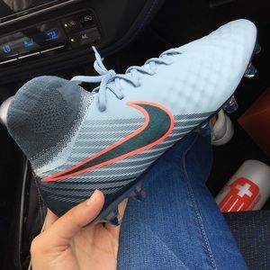 Men's soccer cleats size 9