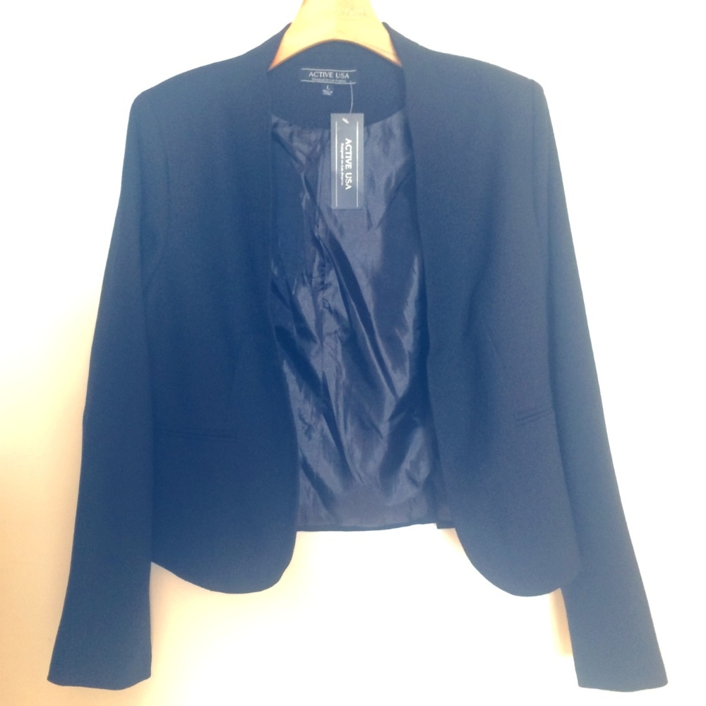 ✨SALE!✨NWT Active USA Cropped Blazer
