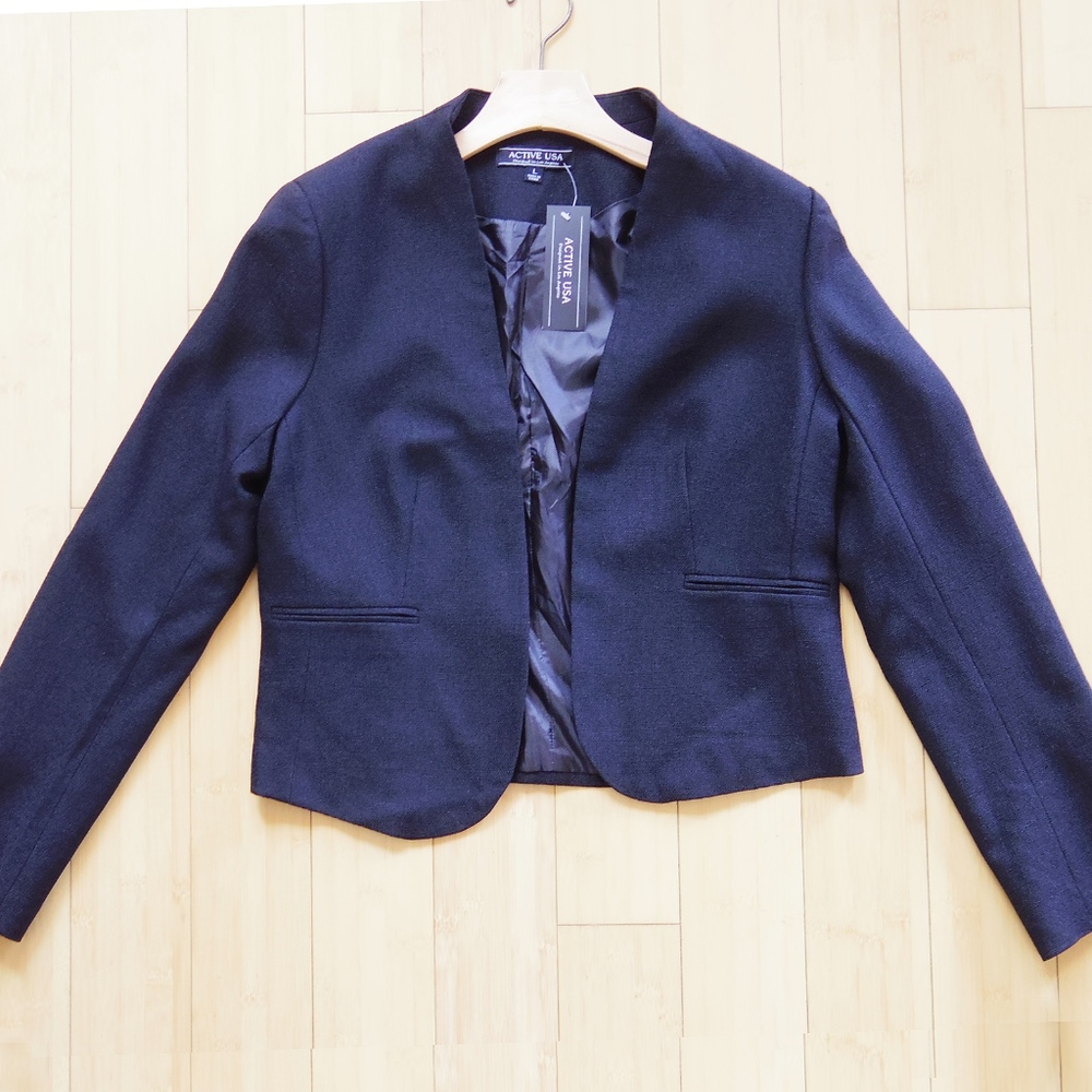 ✨SALE!✨NWT Active USA Cropped Blazer