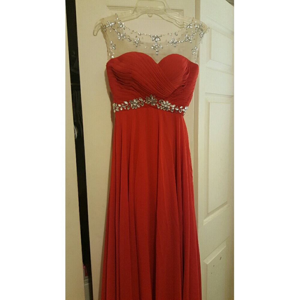 ***Sexy and Elegant Formal Gown***