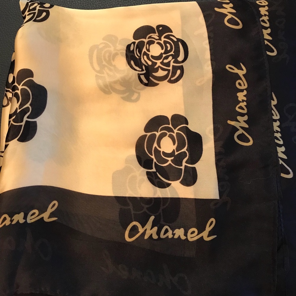 Chanel Black & Tan Scarf