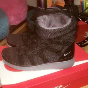 BRAND NEW NIKE ROSHE BOOTS