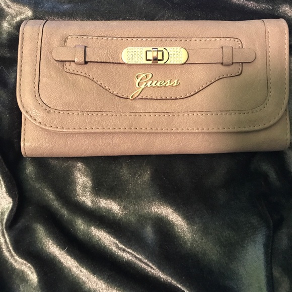 Guess Wallet - Picture 1 of 3