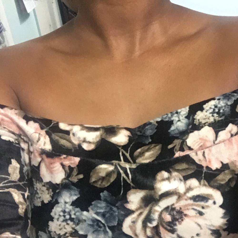 Floral off shoulder long sleeve crop top