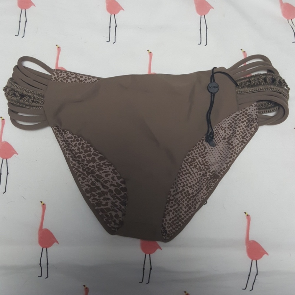 SMALL Acacia bottom