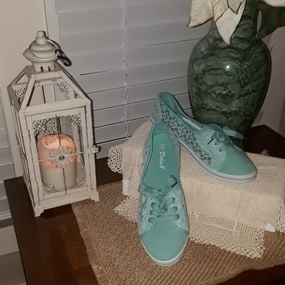 Ladies  Size  9 canvas tennis shoes