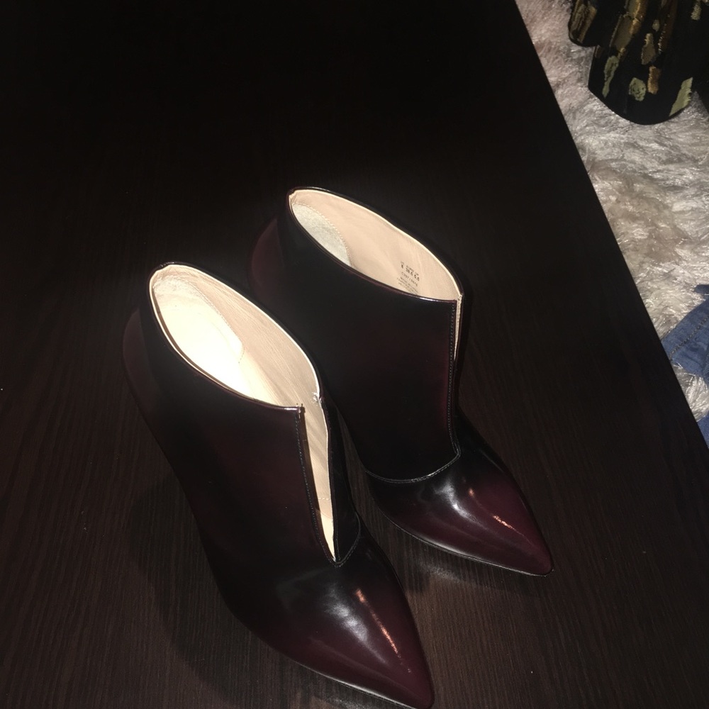 Pour La Victoire  Calinda Ankle Bootie, burgundy