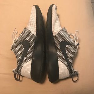 Black and White Nike Roshe