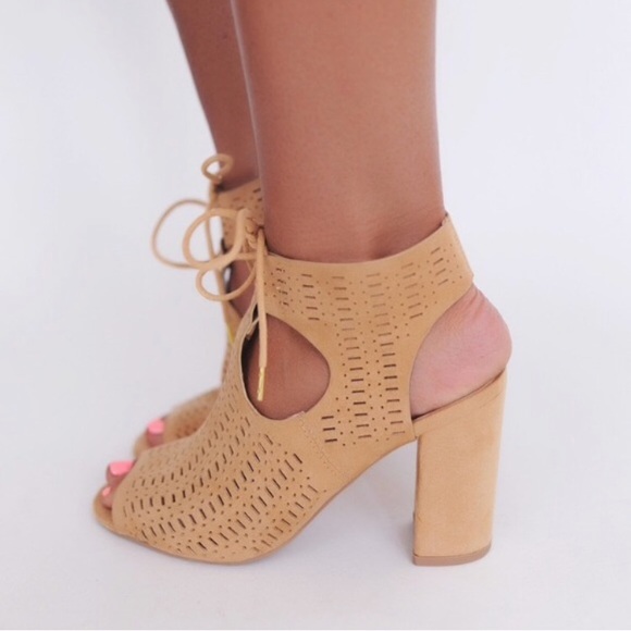 β€οΈNEWβ€οΈ Lace Up Cage Fall Booties - Picture 2 of 4