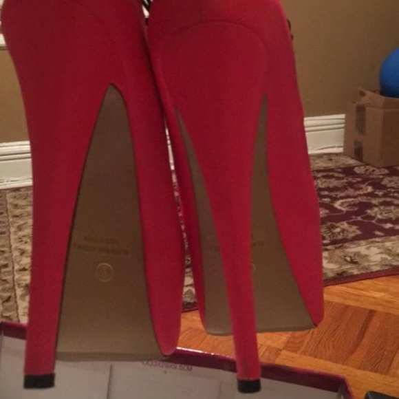 Bright pink 5in (I think) heels - Picture 3 of 3