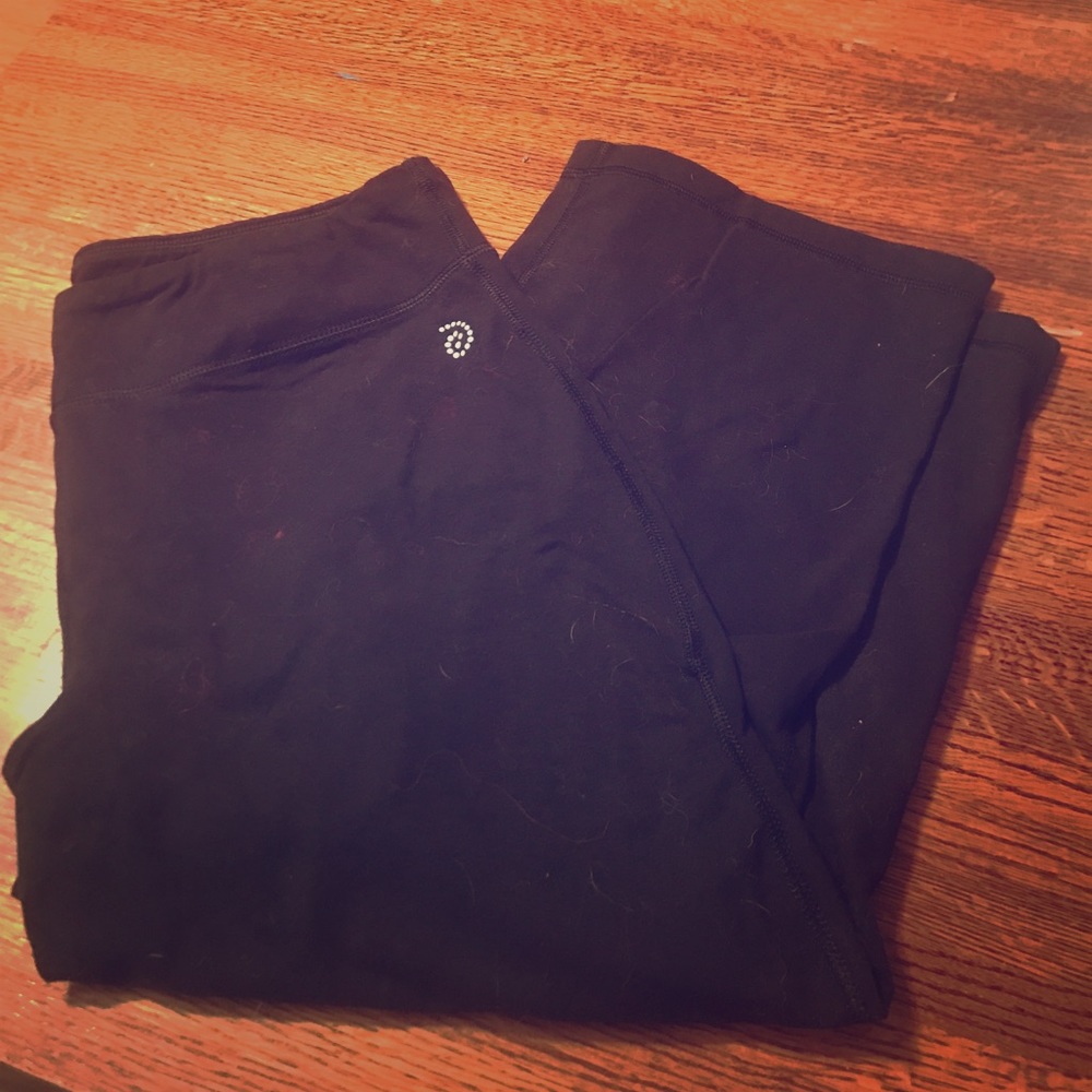 Cropped black yoga pants