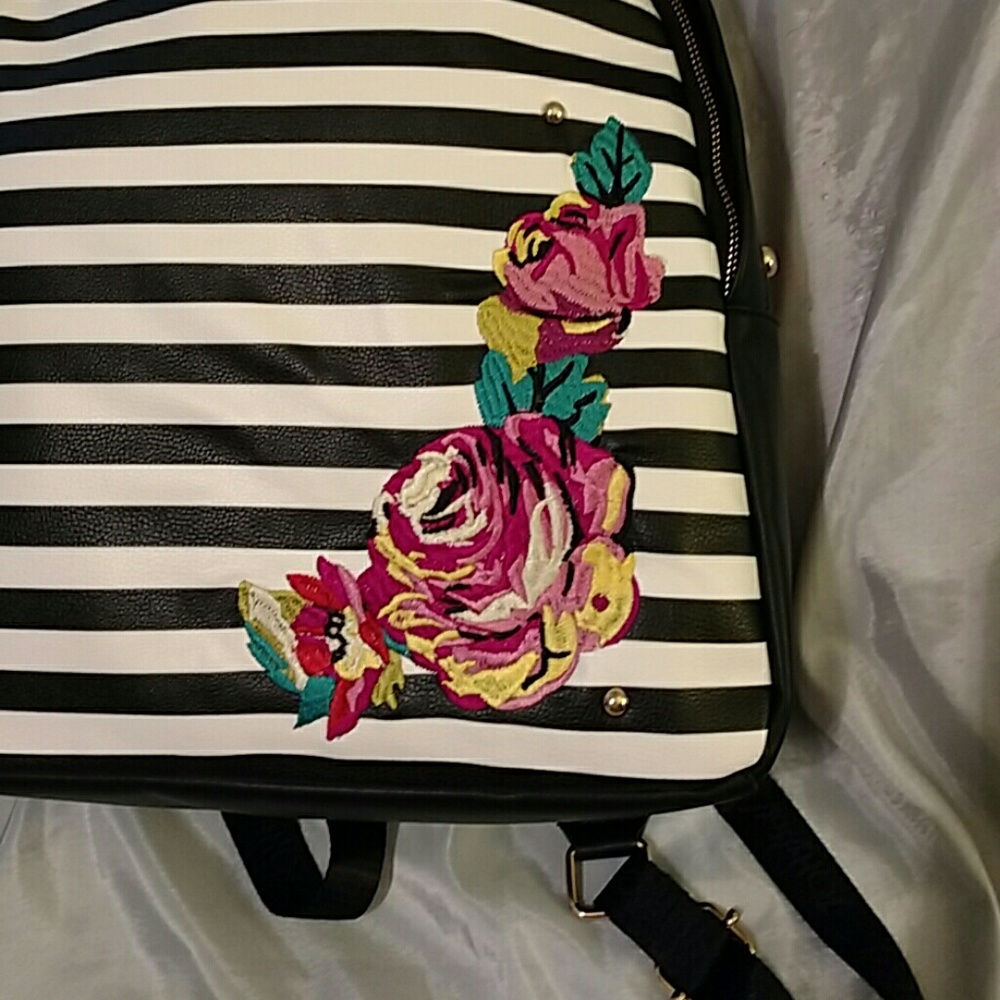 Betsey Johnson backpsck NWoT FLORAL - Picture 3 of 8
