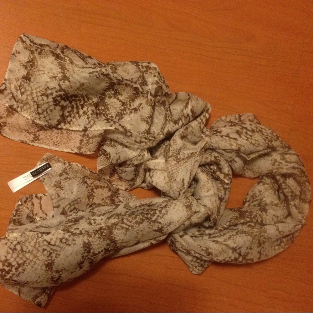 Animal print scarf . Brown and cream printed .