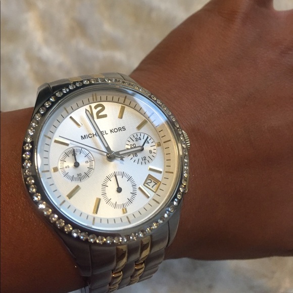 REDUCED PRICE > Michael Kors-Silver Watch - Picture 2 of 3